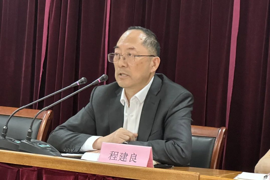 Changshu Polyester mbajti një takim për kuadrot e nivelit të mesëm, inxhinierinë dhe personelin teknik, dhe personelin e marketingut