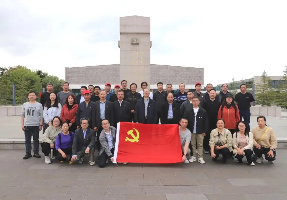 Changshu Polyester Co., Ltd. Dega e Partisë organizon vizitë në Sallën Përkujtimore të Ushtrisë së Katërt të Re në Yancheng